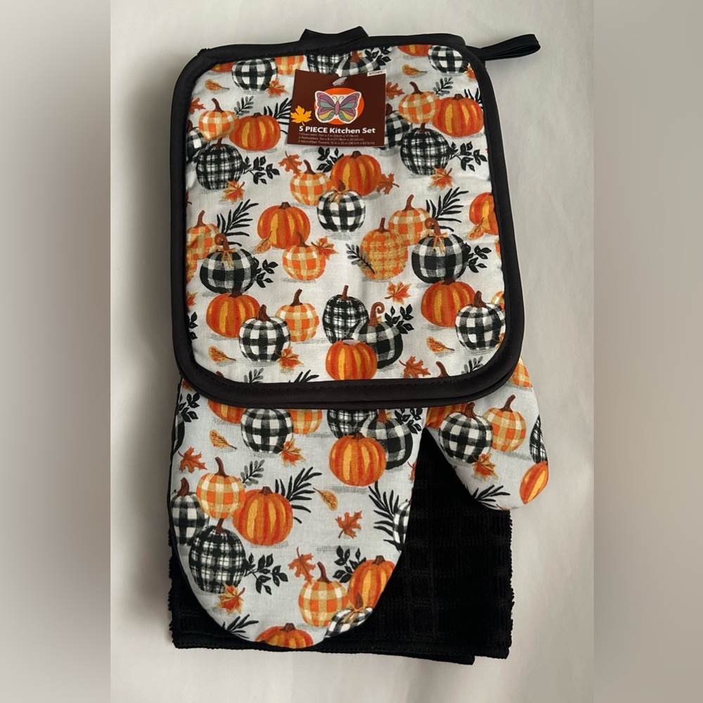 New 5 Piece Kitchen Set 1 Oven Mitt 2 Potholders  2 Towels Fall Theme Pumpkins